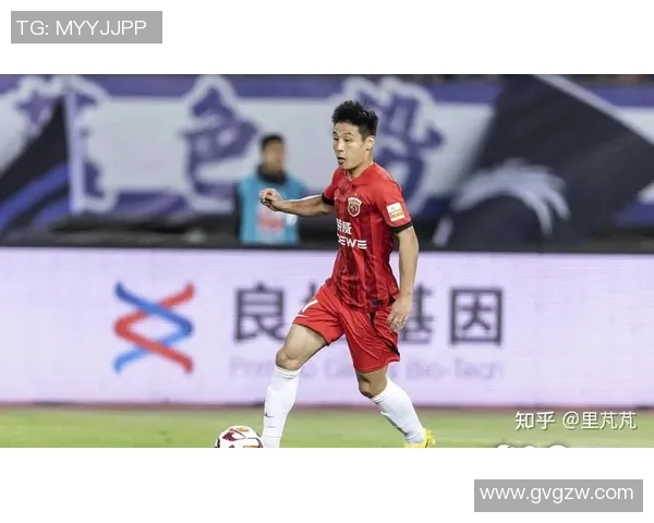 武磊在比赛中梅开二度助力球队胜利展现出色状态与进攻能力